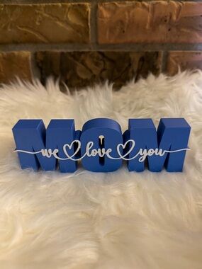 Hand Crafted 3D Printed Blue "MOM" Decorative Sign with 'we love you' Script NWO